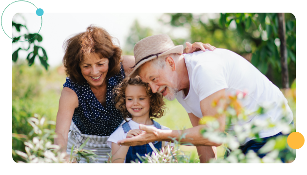 Abuelos y niños en la naturaleza